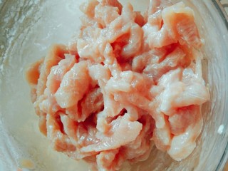 6、鱼香肉丝,用筷子搅拌均匀，放一旁腌制30分钟