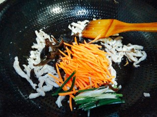 13、鱼香肉丝,倒入之前切好的黑木耳，胡萝卜，葱丝，还有一点点剁椒，因为剁椒很辣，我只放了一点，没有剁椒，可以用蒜末代替