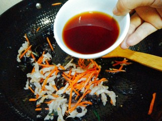14、鱼香肉丝,翻炒到胡萝卜变软，倒入之前调好的料汁，翻炒均匀，肉与汤汁混合，汤汁变少就可以出锅了