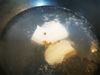 1、四川烧白,五花肉洗净入锅加水，加几颗花椒，大火烧开中火煮10-20分钟