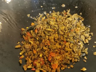 5、四川烧白,这时锅里留少许油，加入咸菜炒香