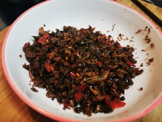 6、四川烧白,炒好的咸菜，装碗备用