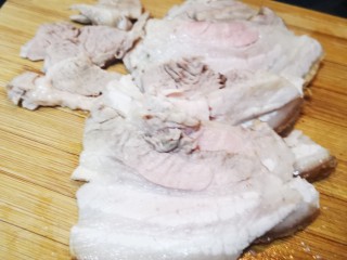 7、四川烧白,泡好的五花肉切成3-5mm的薄块