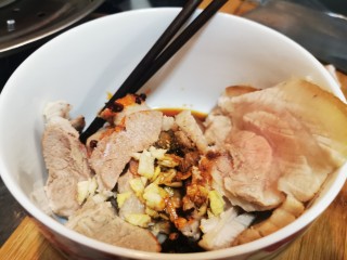 8、四川烧白,肉块中加入适量盐、鸡精、花椒粉、胡椒粉，生抽、老抽、醋大概3:1:1的比例，再加入姜、蒜末和适量的老干妈，拌匀