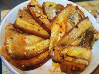 9、四川烧白,调料拌匀的肉片以螺旋式铺叠在蒸碗中