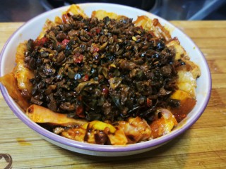 11、四川烧白,将炒好的咸菜铺在蒸碗中间，留出肉片的边缘