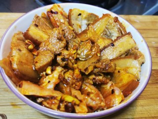 10、四川烧白,蒸碗铺叠好五花肉，一些细碎的肉片可以放在最中间