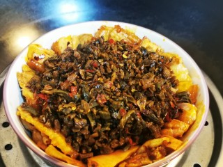 12、四川烧白,入锅开蒸，蒸大概60分钟～90分钟不等，看你肉片的厚度，切得厚就多蒸一会儿