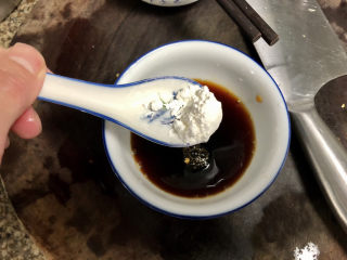 7、蚝油油麦菜➕柳塘新绿却温柔,生粉半汤匙，凉开水少许，拌匀，尝下咸淡，如果觉得淡可以加少许食盐