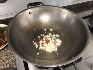 11、蚝油油麦菜➕柳塘新绿却温柔,热锅冷油，下蒜末干辣椒爆香