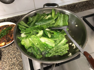 13、蚝油油麦菜➕柳塘新绿却温柔,加入菜叶部分大火快炒