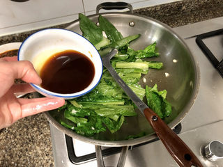 14、蚝油油麦菜➕柳塘新绿却温柔,淋上调味汁，大火翻炒半分钟出锅。