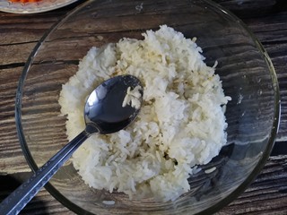 2、饭团子,米饭放入大碗中搅散