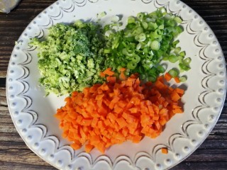3、饭团子,胡萝卜，香葱，西兰花切碎备用