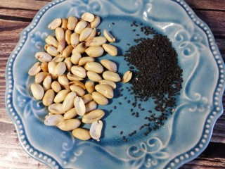 4、饭团子,花生米，芝麻炒熟备用