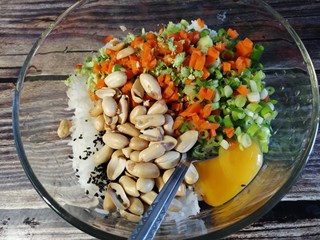 5、饭团子,将所有食材都放入装有米饭的大碗中