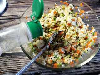 7、饭团子,放入适量胡椒粉和盐搅匀