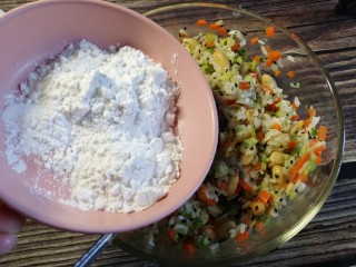 8、饭团子,放入糯米粉搅拌均匀