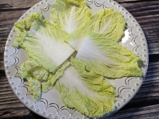 10、饭团子,盘子中铺上菜叶