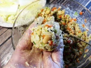 11、饭团子,用手将米饭搓成丸子