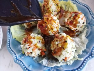 16、饭团子,淋到饭团子上即可