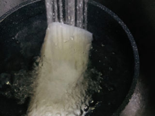 4、麻辣魔芋,捞出，用清水再重新一遍；