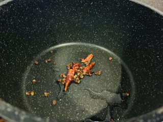 7、麻辣魔芋,锅里加少许油，把辣椒和花椒放进去，小火炒香，这样先炒味道更加麻辣；