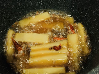 16、麻辣魔芋,打开锅盖，搅拌，直到汤汁浓稠；