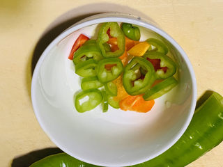 17、麻辣魔芋,彩椒洗净，切粒，待用；