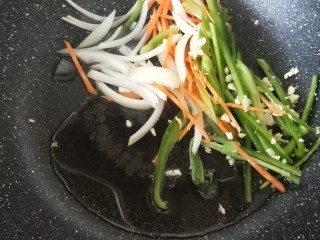 6、鱼香豆腐条,锅内倒入色拉油，放入蒜末和所有蔬菜丝翻炒。