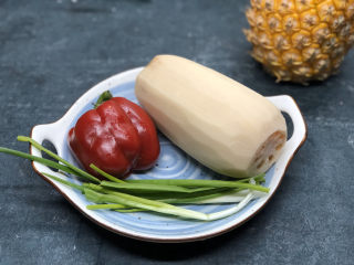 1、醋溜藕片,准备好所有食材，莲藕一节。彩红椒半个，小葱2棵等调料。