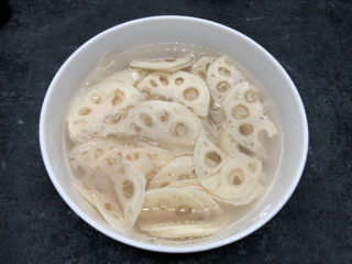 2、醋溜藕片,莲藕切薄片，然后用清水浸泡清洗两遍
