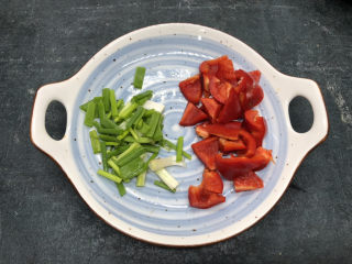 3、醋溜藕片,小葱和红椒切好备用