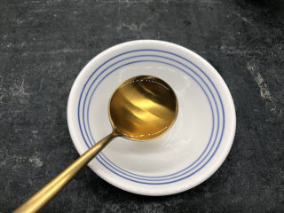 4、醋溜藕片,先来调一个酱汁，米醋2勺