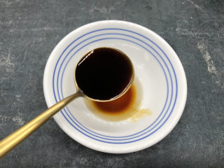 5、醋溜藕片,加入老抽2勺