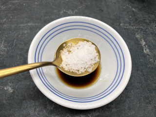 6、醋溜藕片,加入一勺白糖