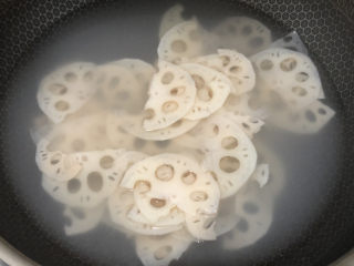 8、醋溜藕片,莲藕在开水锅中焯水3-4分钟左右，然后放入冷水中浸泡，这样让藕更脆一些。