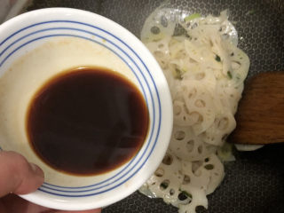 11、醋溜藕片,倒入调好的酱汁翻炒均匀