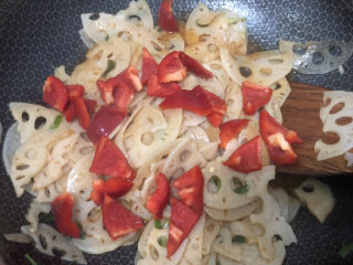 12、醋溜藕片,放入红椒翻炒十几秒