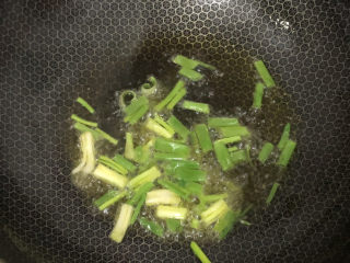 9、醋溜藕片,锅中热油，放入葱花爆香