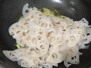 10、醋溜藕片,放入藕片翻炒