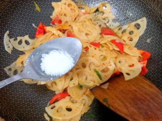 13、醋溜藕片,再放入少许盐调味。可以根据自己口味添加或减量