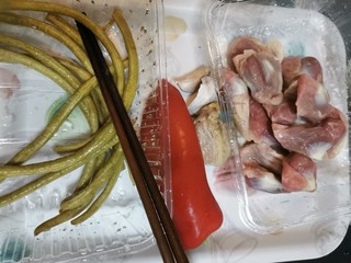 1、酸豆角辣炒鸡胗,备好食材