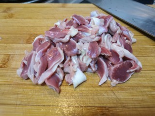 3、酸豆角辣炒鸡胗,洗净的鸡胗切片