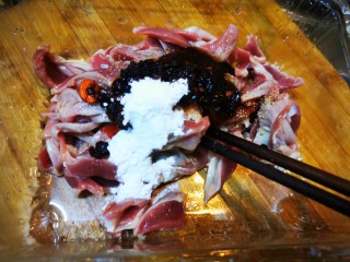 4、酸豆角辣炒鸡胗,鸡胗片里加入适量盐、胡椒粉、花椒粉、淀粉以及老干妈、耗油，腌制备用
