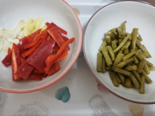 5、酸豆角辣炒鸡胗,红辣椒切片，酸豆角切段，姜蒜切片