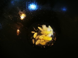 6、酸豆角辣炒鸡胗,中小火热油加入姜蒜爆香