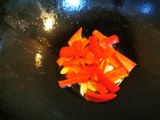 7、酸豆角辣炒鸡胗,开大火加入红辣椒爆炒