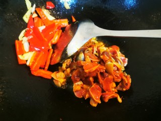 8、酸豆角辣炒鸡胗,红辣椒、姜蒜搁置锅里一侧，大火底油加入腌制好的鸡胗爆炒