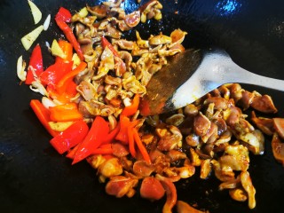 9、酸豆角辣炒鸡胗,再和红辣椒、姜蒜一起翻炒几下